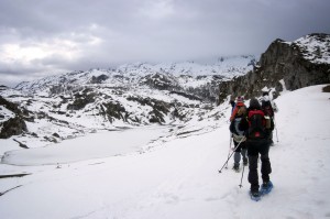 raquetas de nieve en los lagos, asturias